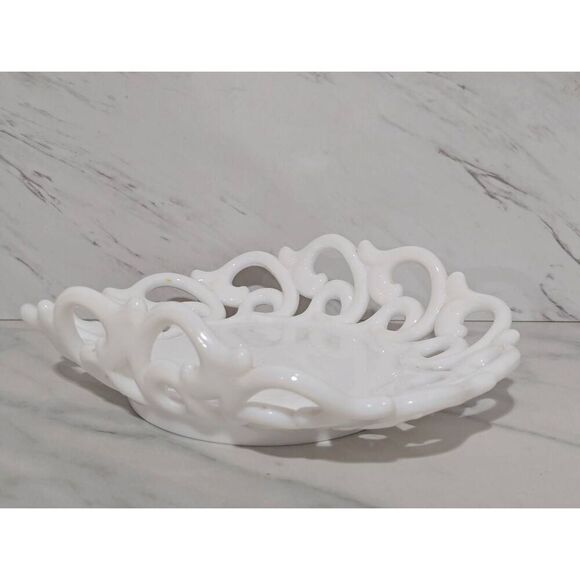 Fostoria Vintage White Milk Glass Folded Fruit Bowl Glassware - Picture 1 of 7